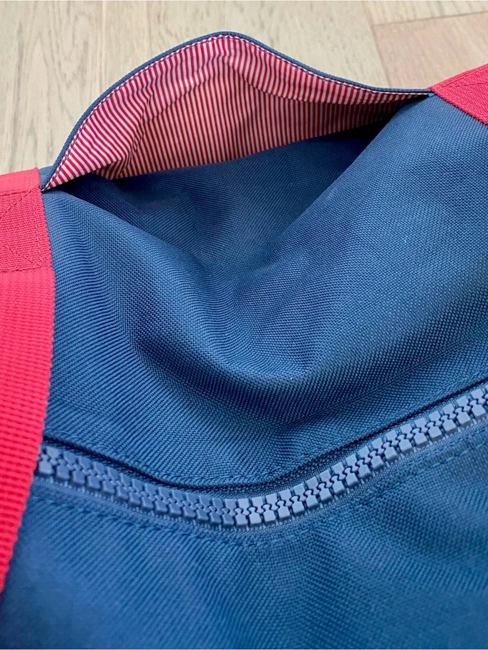 Herschel Sutton Mid-Volume Duffle Bag – Navy/Red – 28L
